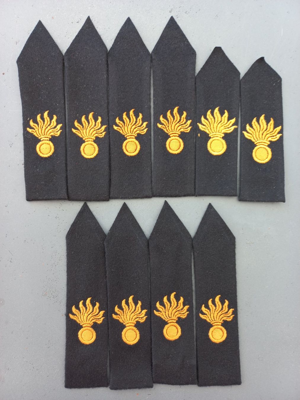 Schweizer Armee Uniformi: 10 Ärmelpatten, Flab, schwarz – Usato da Horw venduto da Bellevue10
