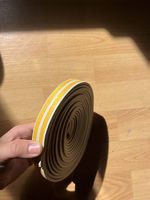 Joint d'étanchéité adhésif en mousse