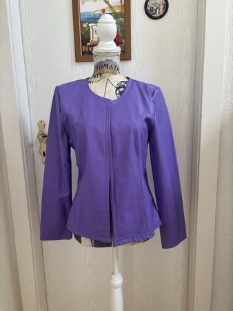 Veste neuve couleur lilas pour femme en simili cuir.