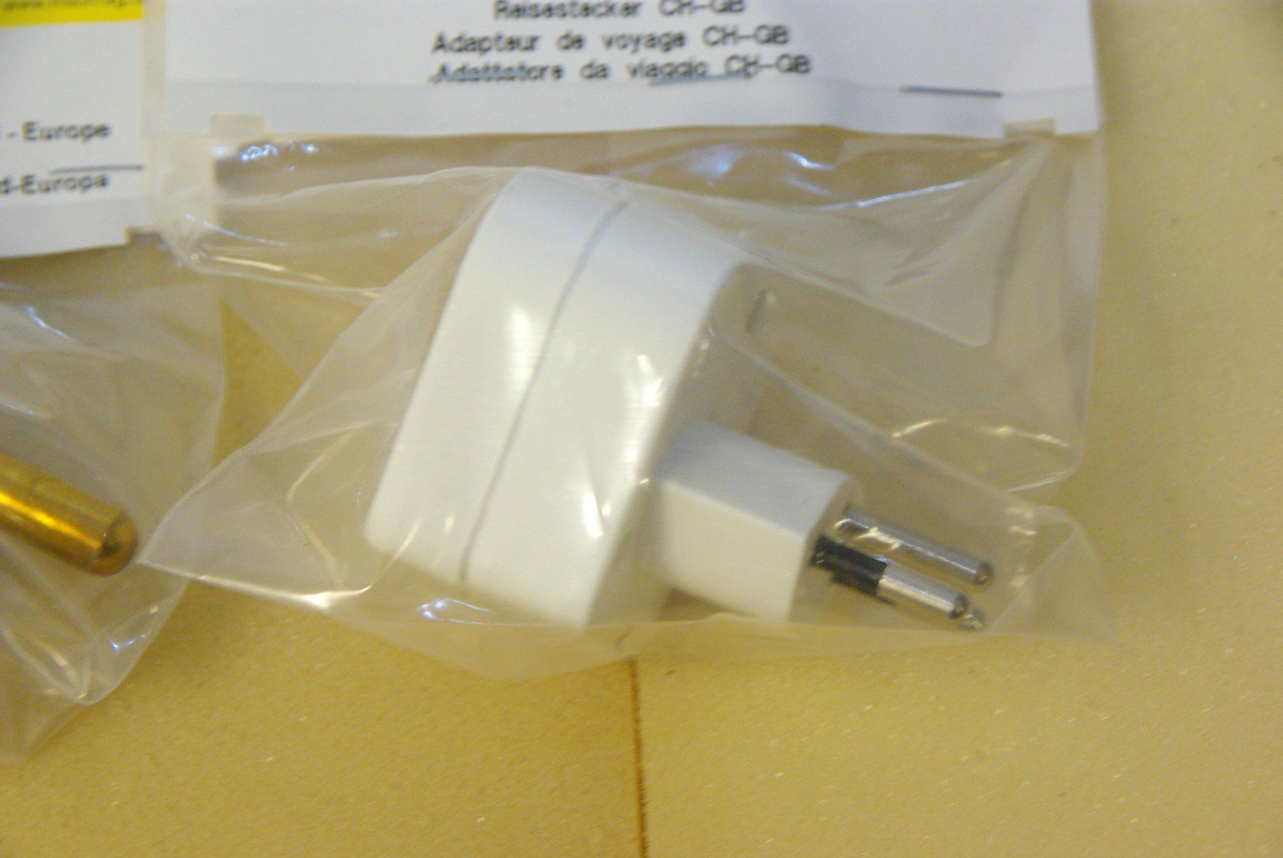 Unità & Adattatore: 2x Reiseadapter / Übergangsstecker, weiss – Nuovo e nell'imballaggio originale da Herisau venduto da Cevianer1844 2