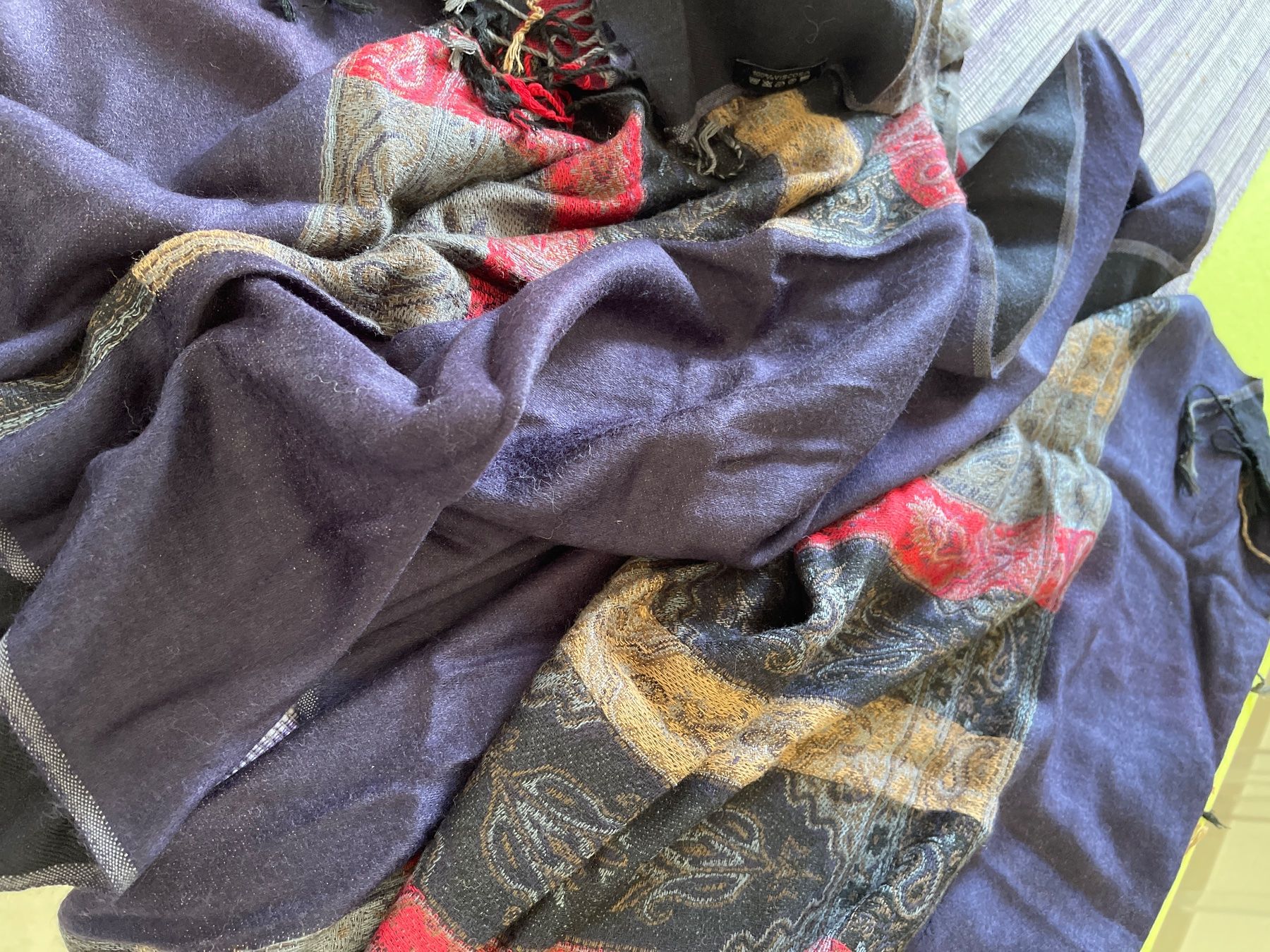 Foulards, Tücher & Schals: Schal Damen 100% Viscose Patchwork Muster guter Zustand – Gebraucht aus Gutenswil von yneB1943 2