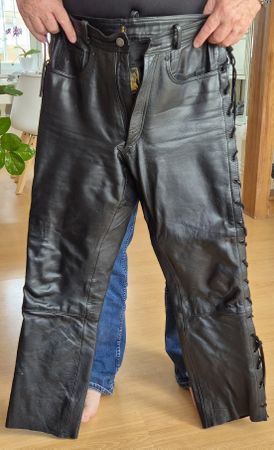 Lederhose schwarz mit Schnürung seitlich gebraucht