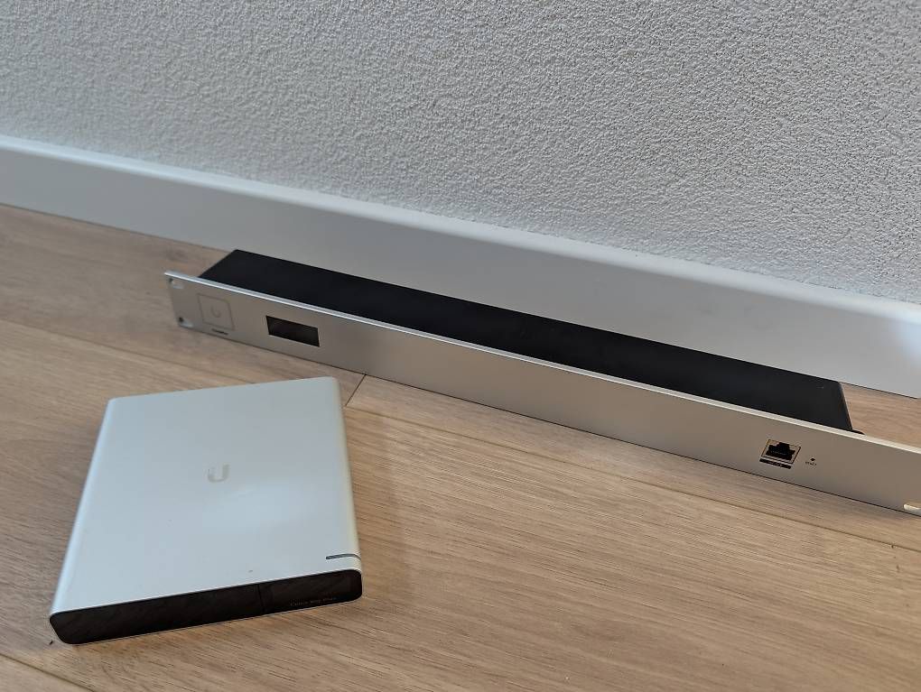 Ubiquiti Serveurs: UniFi Cloud Key Gen2 Plus inkl. Rackmount – D'occasion à Mönthal par lost_adventures
