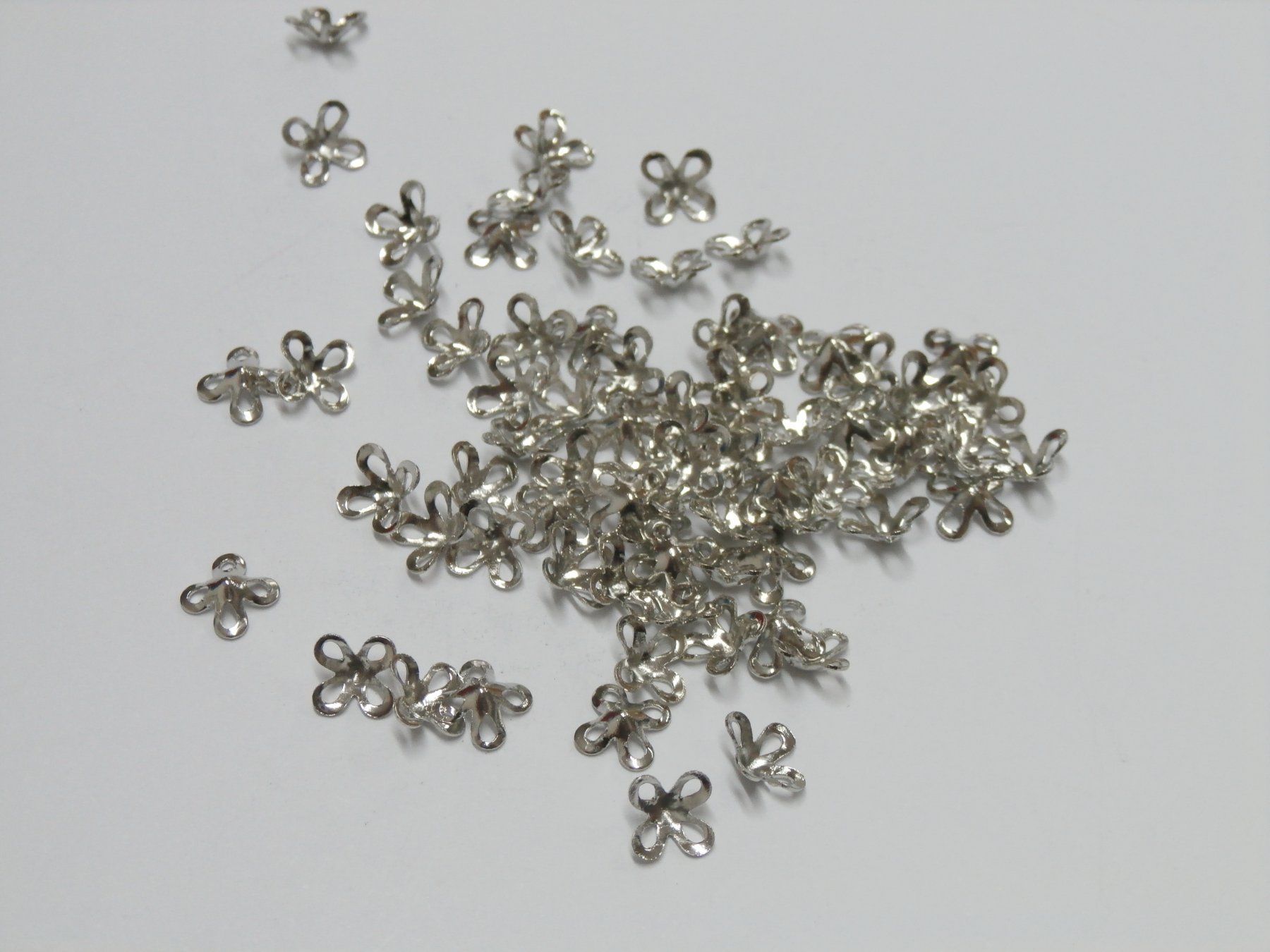 Perle (finte): Ca. 200 Metall Perlenkappen (812) – Nuovo e nell'imballaggio originale da Blatten b. Naters venduto da Hobschelti