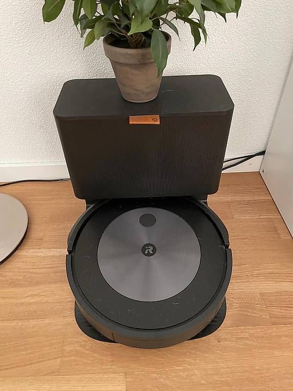 Aspirateurs & Accessoires: iRobot Roomba j7+ mit automatischer Absaugstation – D'occasion à Spreitenbach par sam_m9hb