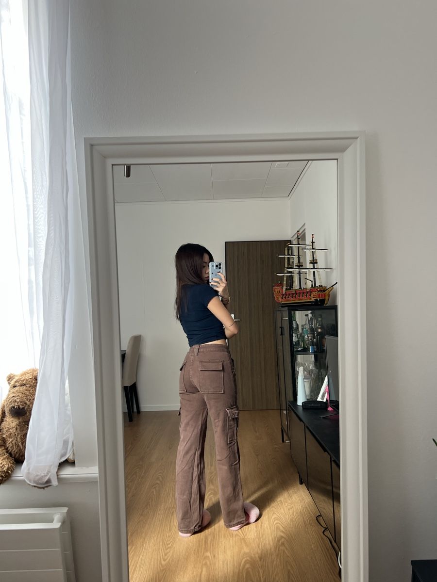 Jeans: Brown Cargo Pants - Y2K Style – Usato da St. Gallen venduto da trxcy 1