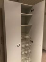Schuh-Schrank mit Drahtablagen