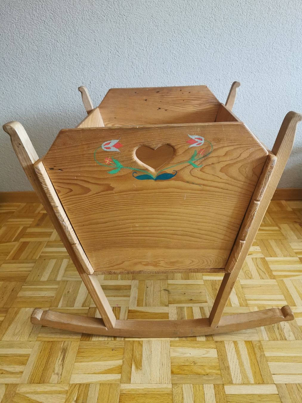 Wippen & Schaukeln: Alte Holzwiege handbemalt – Gebraucht aus Niederwangen BE von sina.tamara