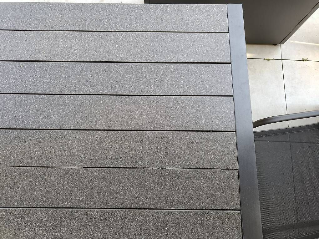 Tische: Massiver Gartentisch mit Metall-Gestell, NP 600.- – Gebraucht aus St. Gallen von ps1248 2