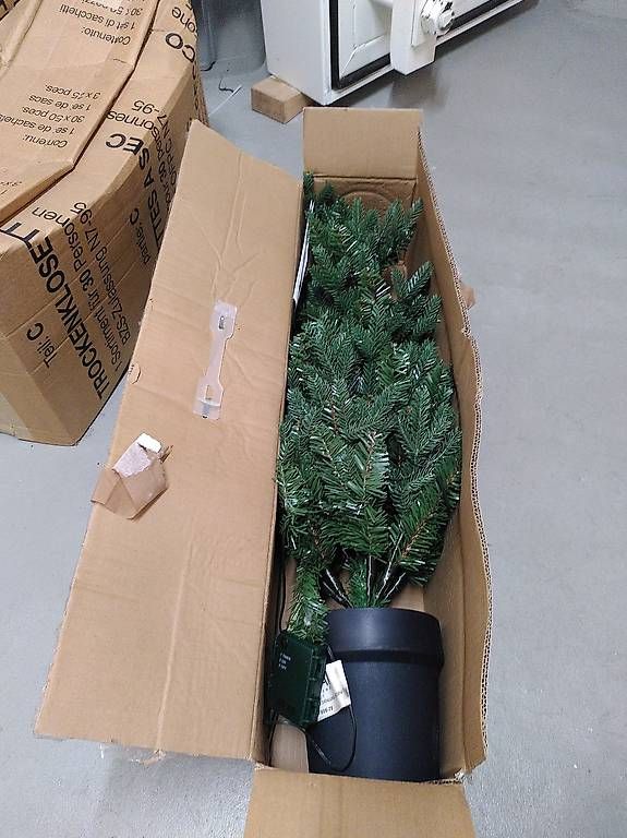 Tutte le decorazioni: Künstlicher Weihnachtsbaum  – Usato da Oberengstringen venduto da ruby_a 1