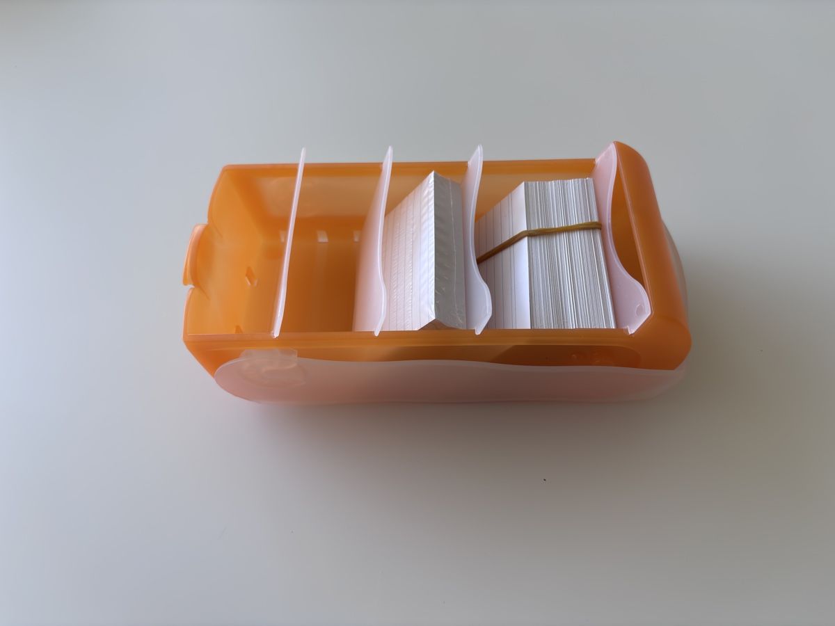 Sistemi di archiviazione: Lernkartei orange mit Karten – Usato da Lyss venduto da Mirathun