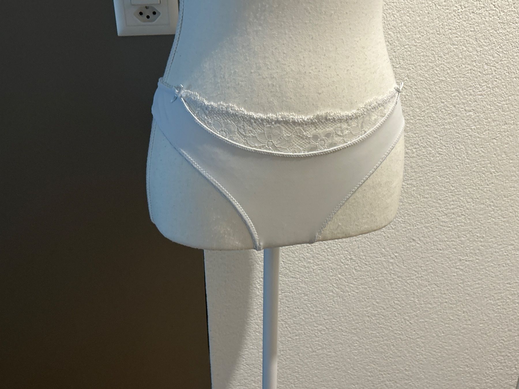 Altra biancheria intima: 2x Damen Slip weiss mit Spitzen – Usato da Brunnen venduto da Nala2929 3