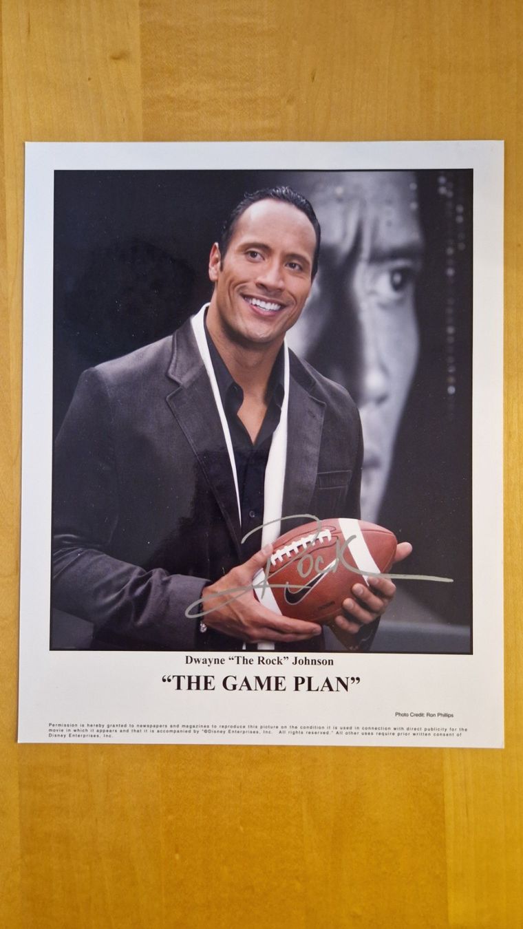 Autografi: Dwayne Johnson, Original Autogramm auf Foto in Farbe – Usato da Salmsach venduto da aacs65