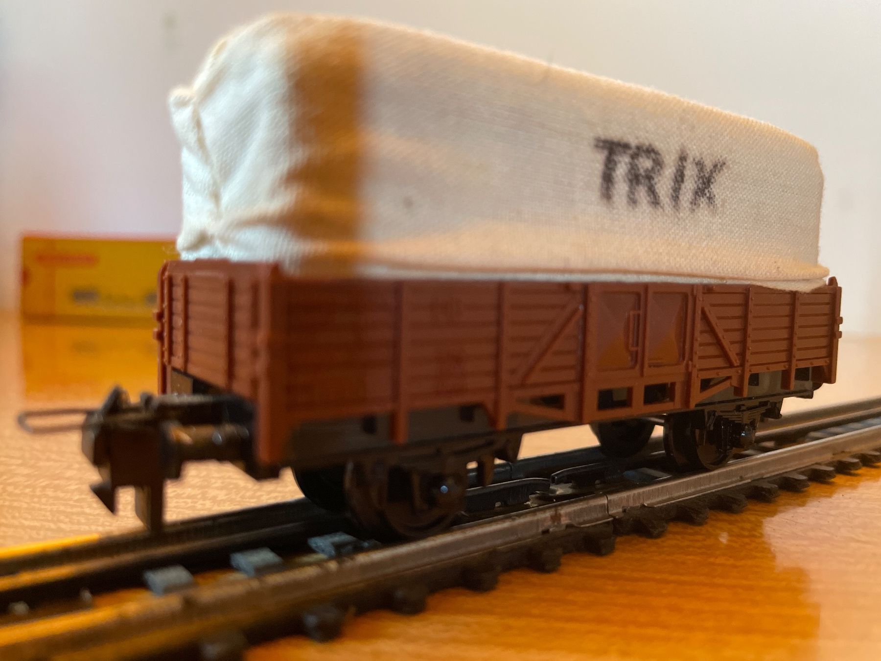 Trix Modellini di ferrovie: Trix Express H0 452 Güterwagen mit Plane – Usato da Suhr venduto da Daneli7 1