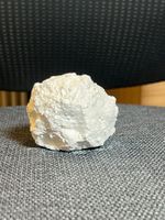 Not Vital – „Snowball“ aus Gips Sammlerobjekt modorner Kunst
