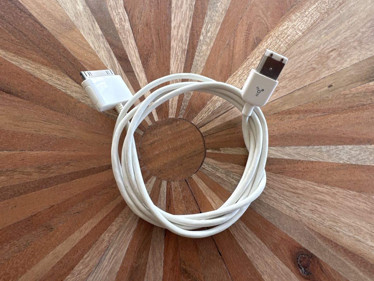 Apple Caricabatterie: Apple iPod FireWire Ladekabel Ladegerät – Usato da St. Gallen venduto da hae_6rmh 4