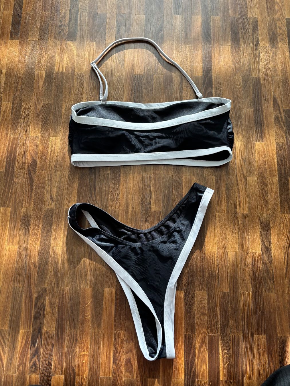 Costumi da bagno & Bikini: Schwarzer Bikini mit weissen Details, Grösse M – Nuovo (secondo la descrizione) da Hinwil venduto da liviipivii 1