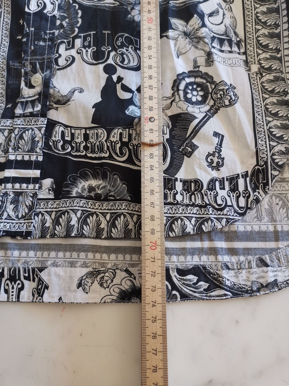 Camicette: Caliban Bluse mit Zirkusmotiven – Usato da Uerikon venduto da pink_flamingo 5