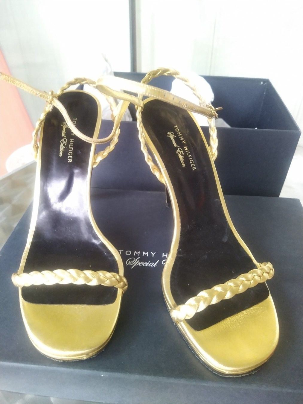 Tommy Hilfiger Scarpe da donna: Tommy Hilfiger gold 38 – Usato da Figino venduto da Palotta