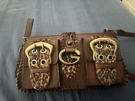 Sac bandoulière Guess marron imprimé léopard avec boucles ne
