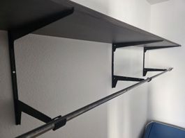 Wandregal mit Kleiderstange, Kleiderstange mit Tablar