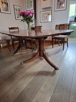Table de repas extensible en acajou & chaises – Époque Vict.