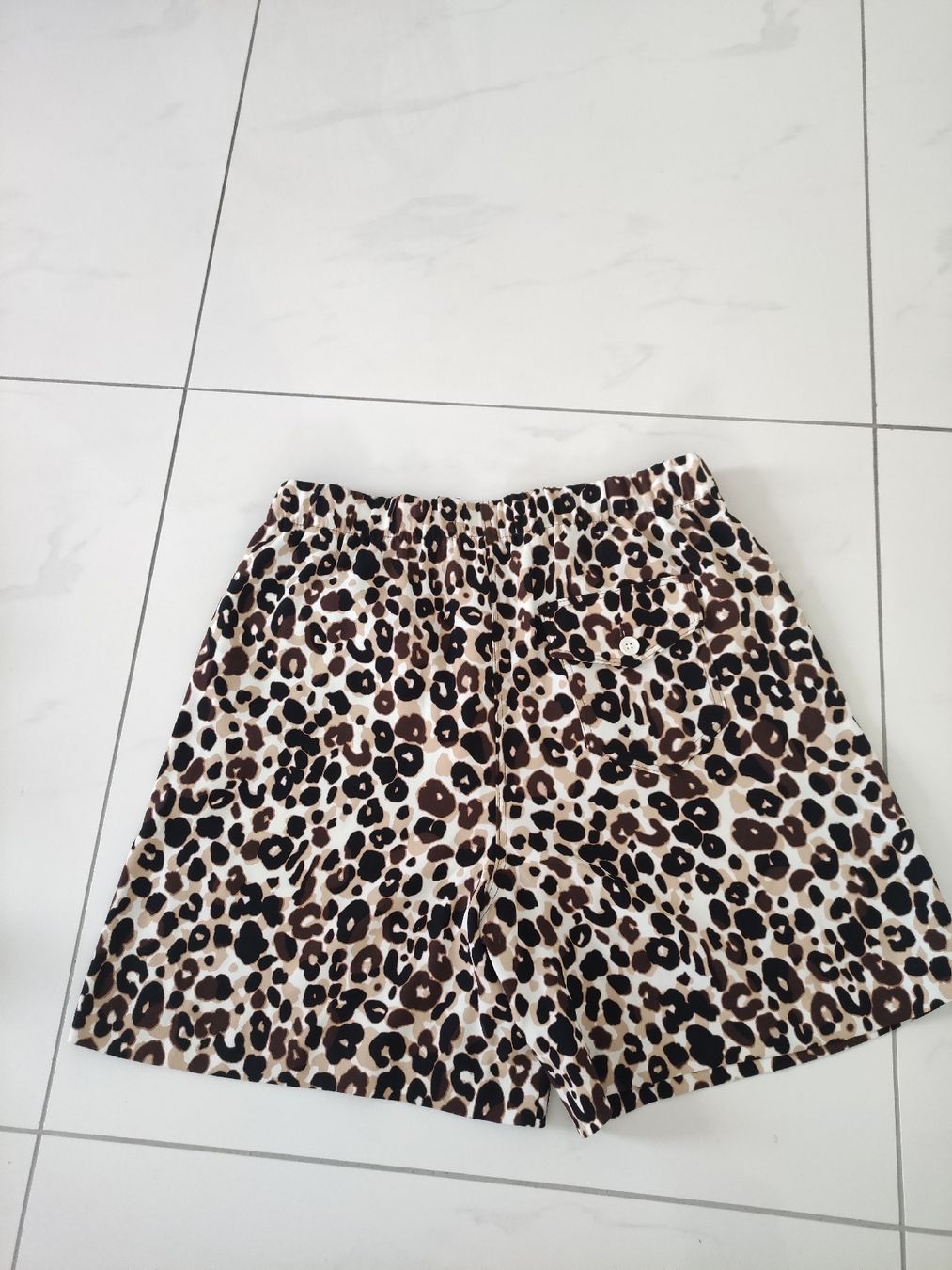 Pantaloni: Kurze Hose in Leo-Muster. – Usato da Ittigen venduto da hasihasi10 1