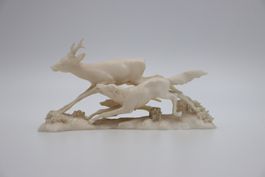 Antike Skulptur aus Bein Hirsch mit Hund Asien Schnitzerei