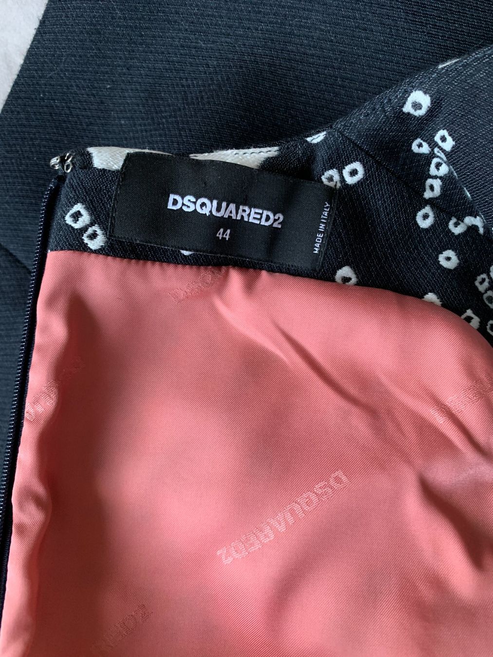 Dsquared2 Top: Schwarzes Top von DSQUARED2 mit weissen Blüten – Usato da Kloten venduto da Nephty 9