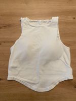 Weisses Top mit integriertem BH, ideal für Sommer!