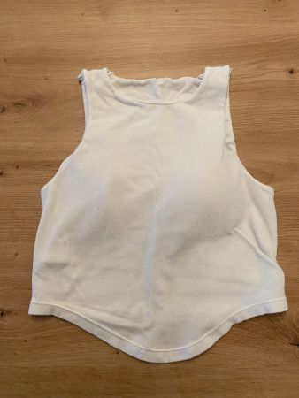 Weisses Top mit integriertem BH, ideal für Sommer!