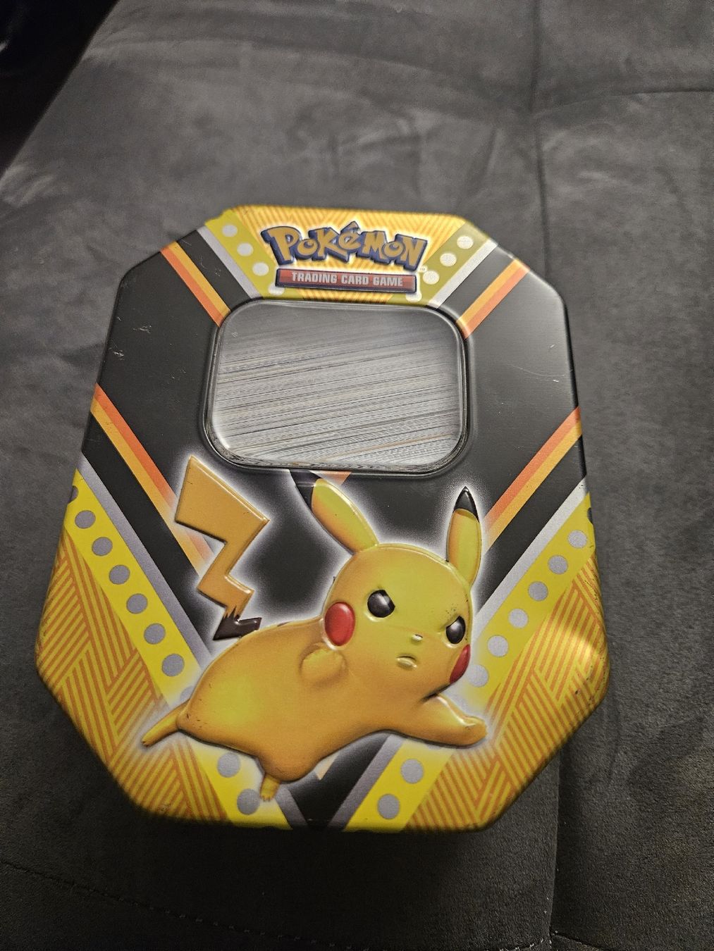 Cartes: Pokémon Sammelkarten + Pikachu Dose gefüllt – D'occasion à Zürich par bonsab74 2
