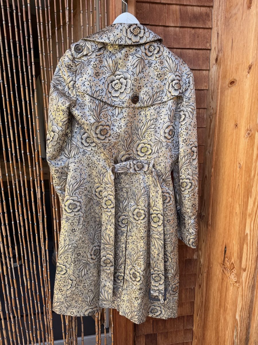 Burberry Mäntel: Burberry Trenchcoat Blumenmuster – Gebraucht aus Teufen AR von florianreiser 1