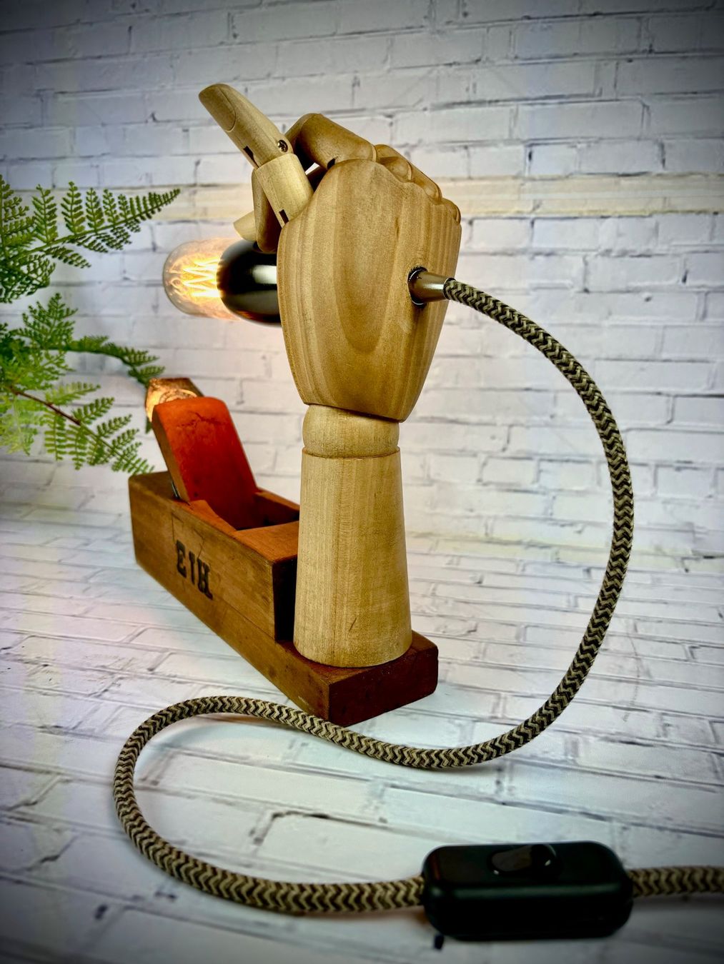 Lampen: Modell-Handhobel als Lichtobjekt – Gebraucht aus Langnau am Albis von vmff 3