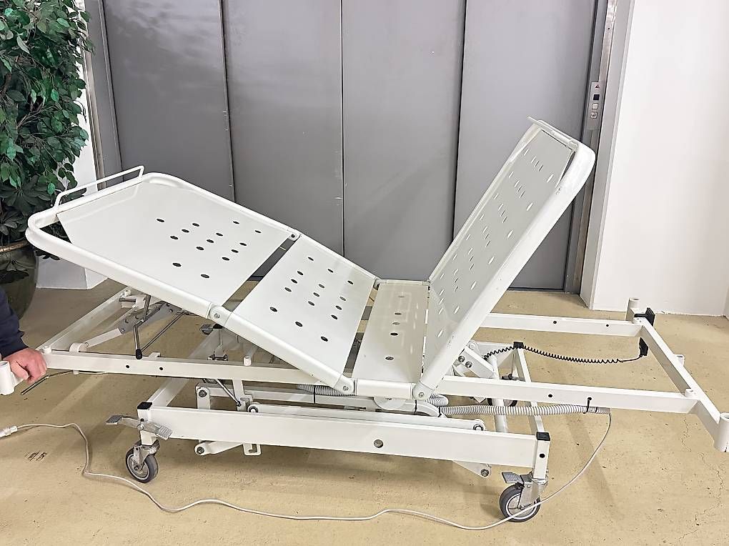 Betten: Lit médicalisé électrique  – Gebraucht aus Nyon von fli_bhy8
