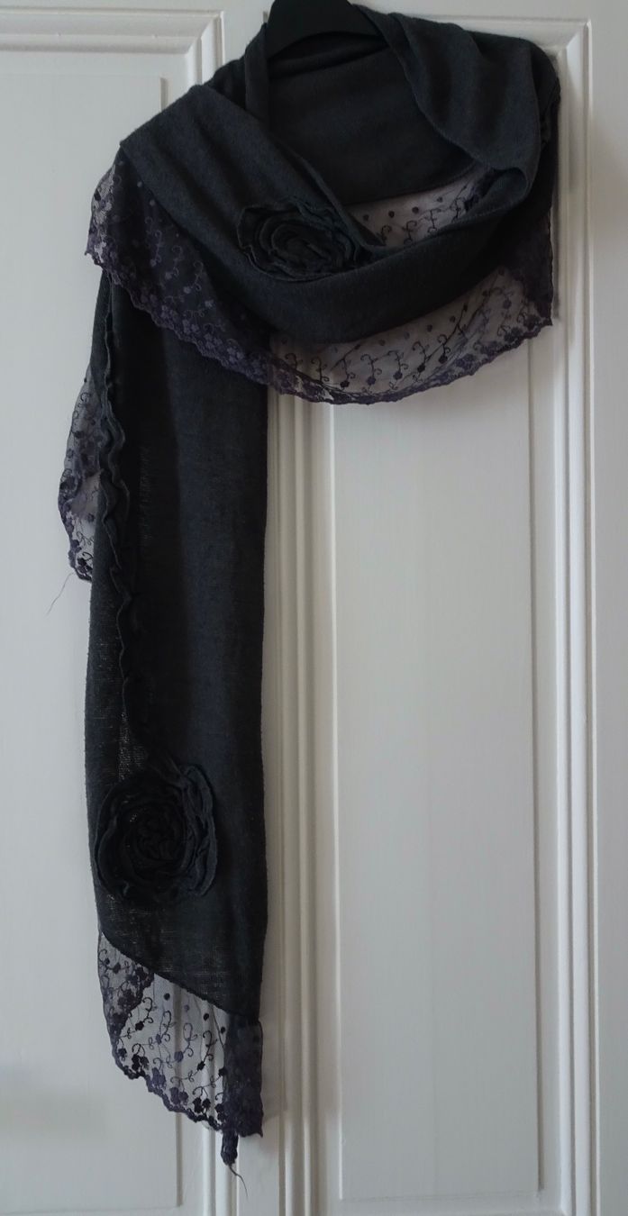 Foulard & Sciarpe: Echarpe grise dentelle et fleurs – Usato da Châtelaine venduto da Gio54321 7