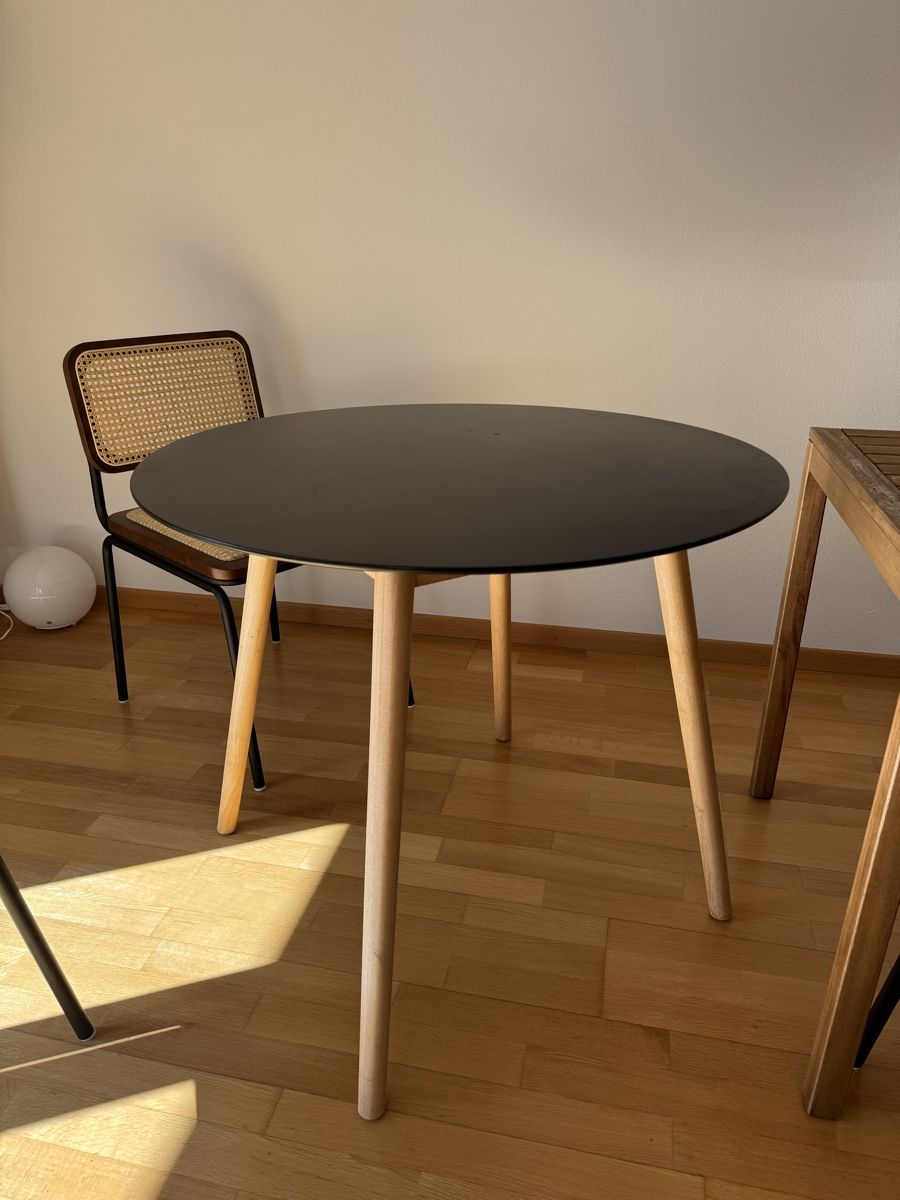 Maisons du monde Tische: Runder schwarzer Esstisch mit Holzbeinen – Gebraucht aus Zürich von miy_l9tw