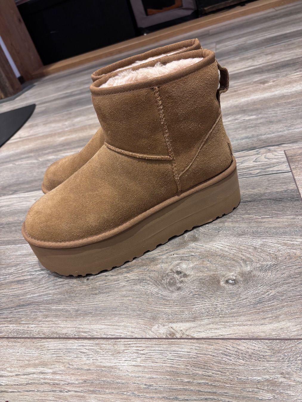 Ugg Damenschuhe: Ugg Platform – Neu und originalverpackt aus Grund b. Gstaad von chantule01