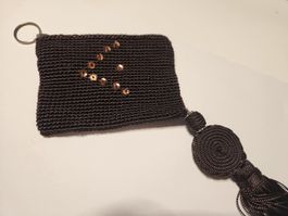 Porte-monnaie brun avec paillettes et pompon