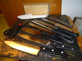 Verschiedene Küchenmesser aus Römungen sehn Sie Bilder an