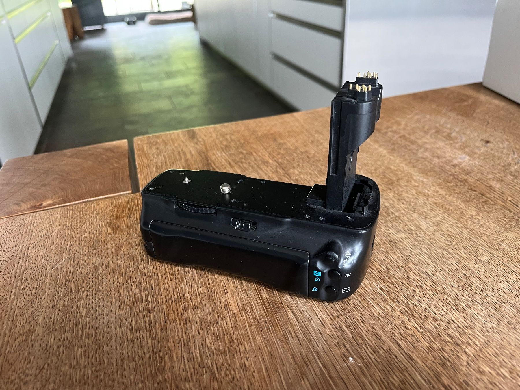 Unità & Adattatore: Meike BG-E11 battery grip for Canon 5D Mark II – Usato da Detligen venduto da laurinschnyder