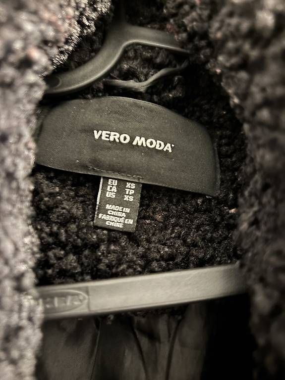 Vero Moda Cappotti: Teddy Mantel schwarz – Usato da Basel venduto da rebecca_b 1