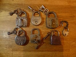 7 Stück Gusseisen Vorhängeschlösser Vintage verschiedene