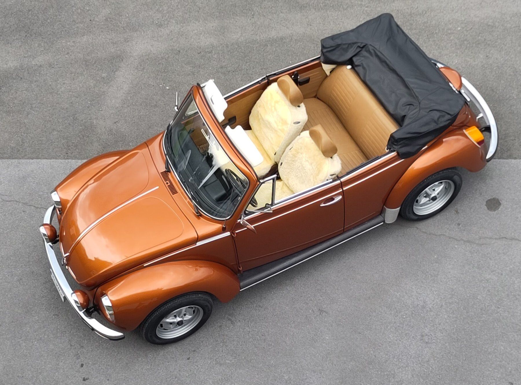 Volkswagen Tutti pezzi di ricambio auto: VW Käfer, Golf, Oldtimer Lammfellsitzbezüge – Usato da Weesen venduto da Roge2