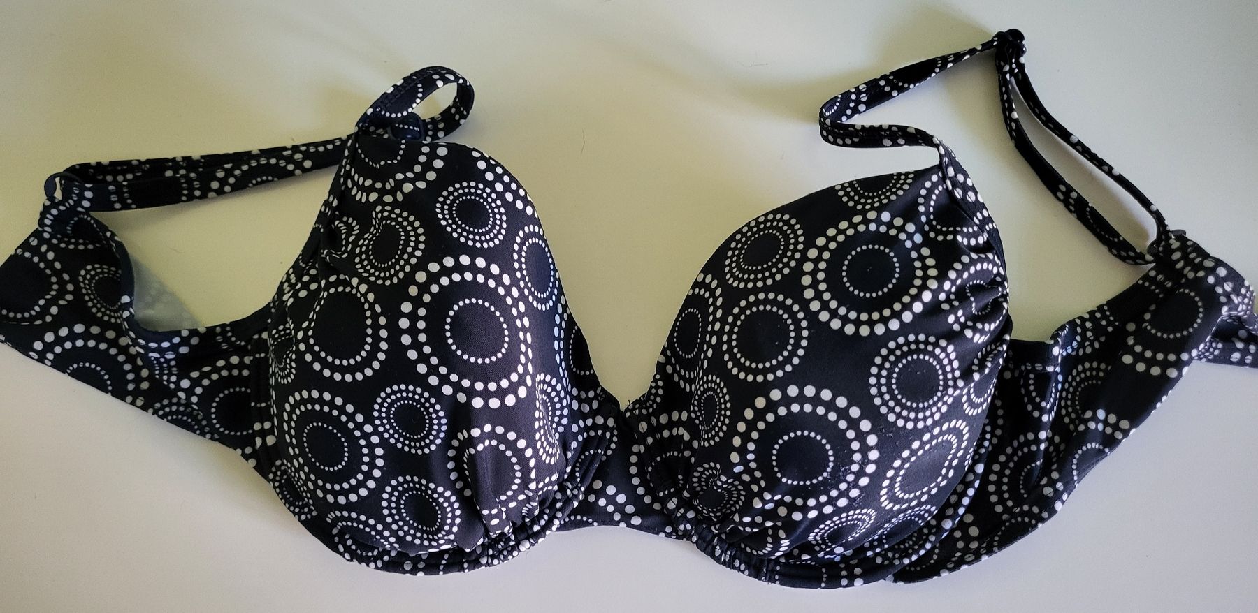 Lotti di vestiti: Badeshorts & Bikini-Oberteile – Usato da Lohn SH venduto da Svalmi 1