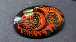 Brosche mit orangerotem Muster auf schwarzem Grund, L 5,5 cm