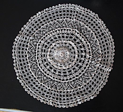 Altra biancheria da tavola: Beiges Häkeldecke - Tischwäsche  Durchmesser 43 cm – Usato da Locarno venduto da fripui 1