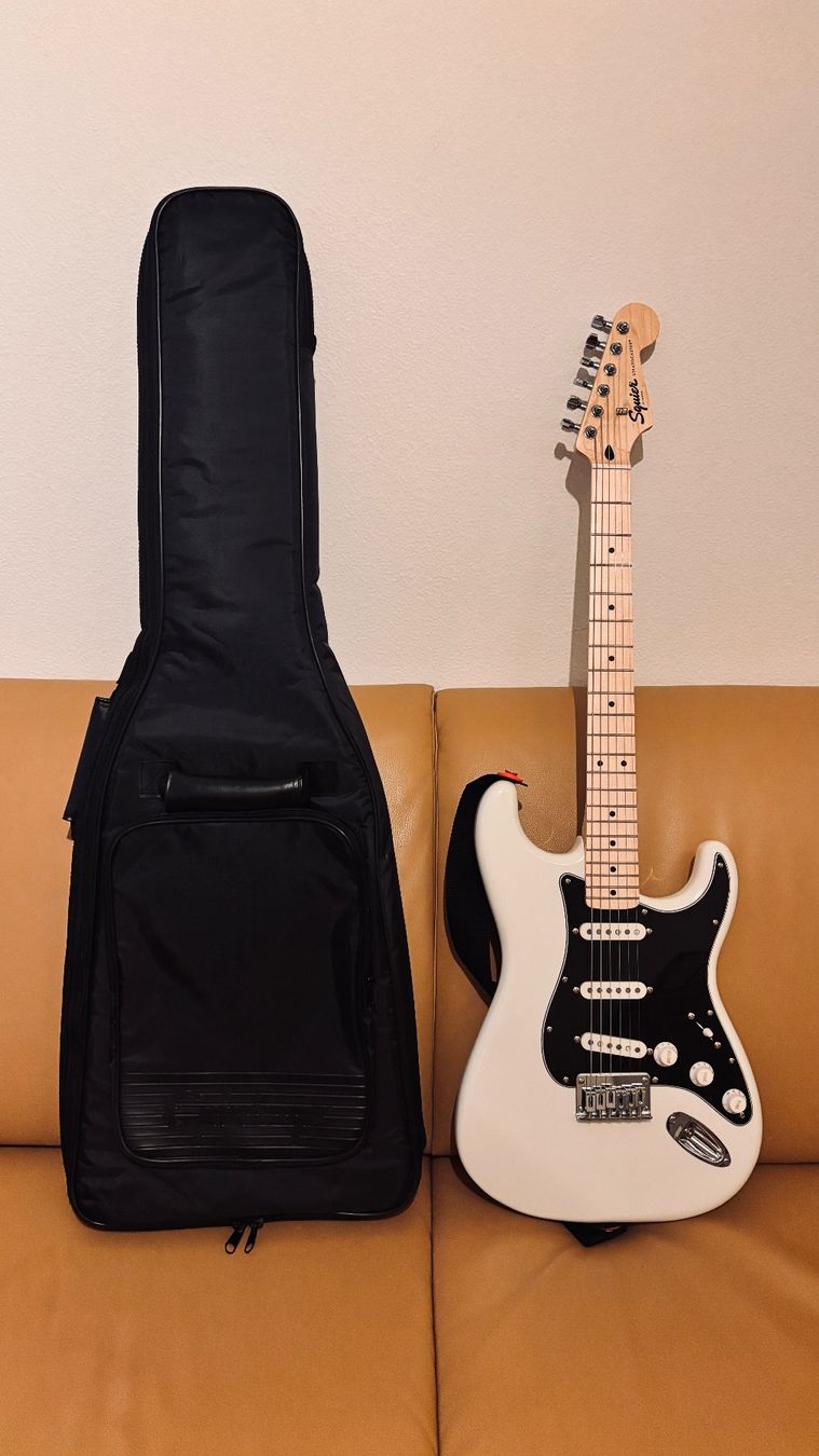 Squier Instruments de musique: E-Gitarre Squier Stratocaster mit Upgrades – D'occasion à Luzern par accessories_shop96