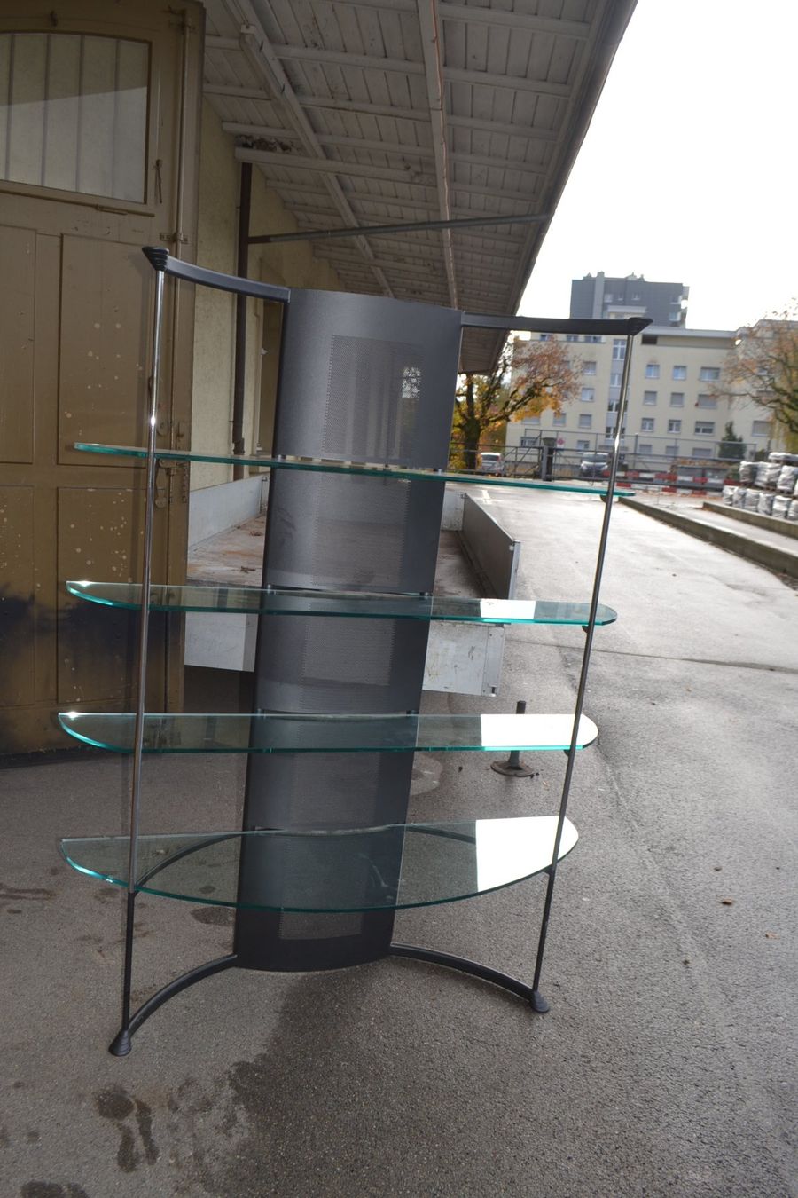 Regale: Glasregal, Halbrunde Form, Schwarz,  Design – Gebraucht aus Wil SG von Athi