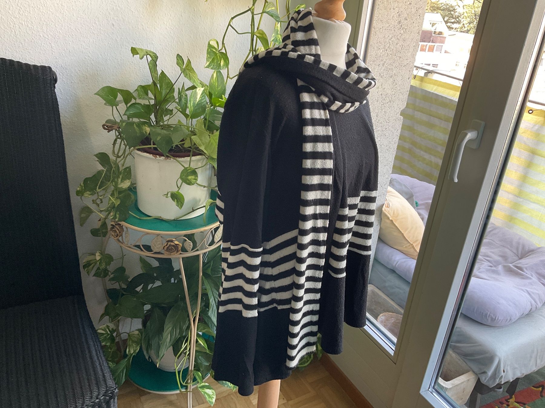 Maglioni & Felpe: Super Pull TARA VAO rayé noir et blanc avec écharpe assortie – Usato da Genève venduto da Mazelyne 3